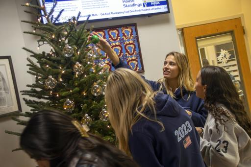 Seniors Decorating their Christmas Tree