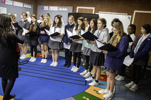 US Students Go Caroling to the LS