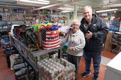 Students Load Up Thanksgiving Donations
