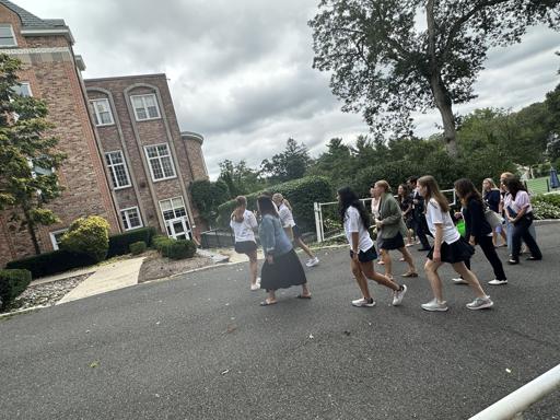 Student Ambassadors Lead Tour For New Staff