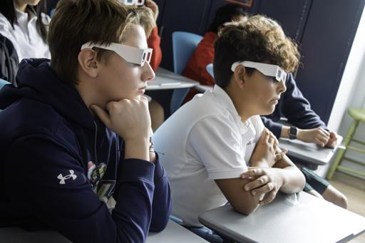 Students Examine 3D Civil War Images (11.19.24)